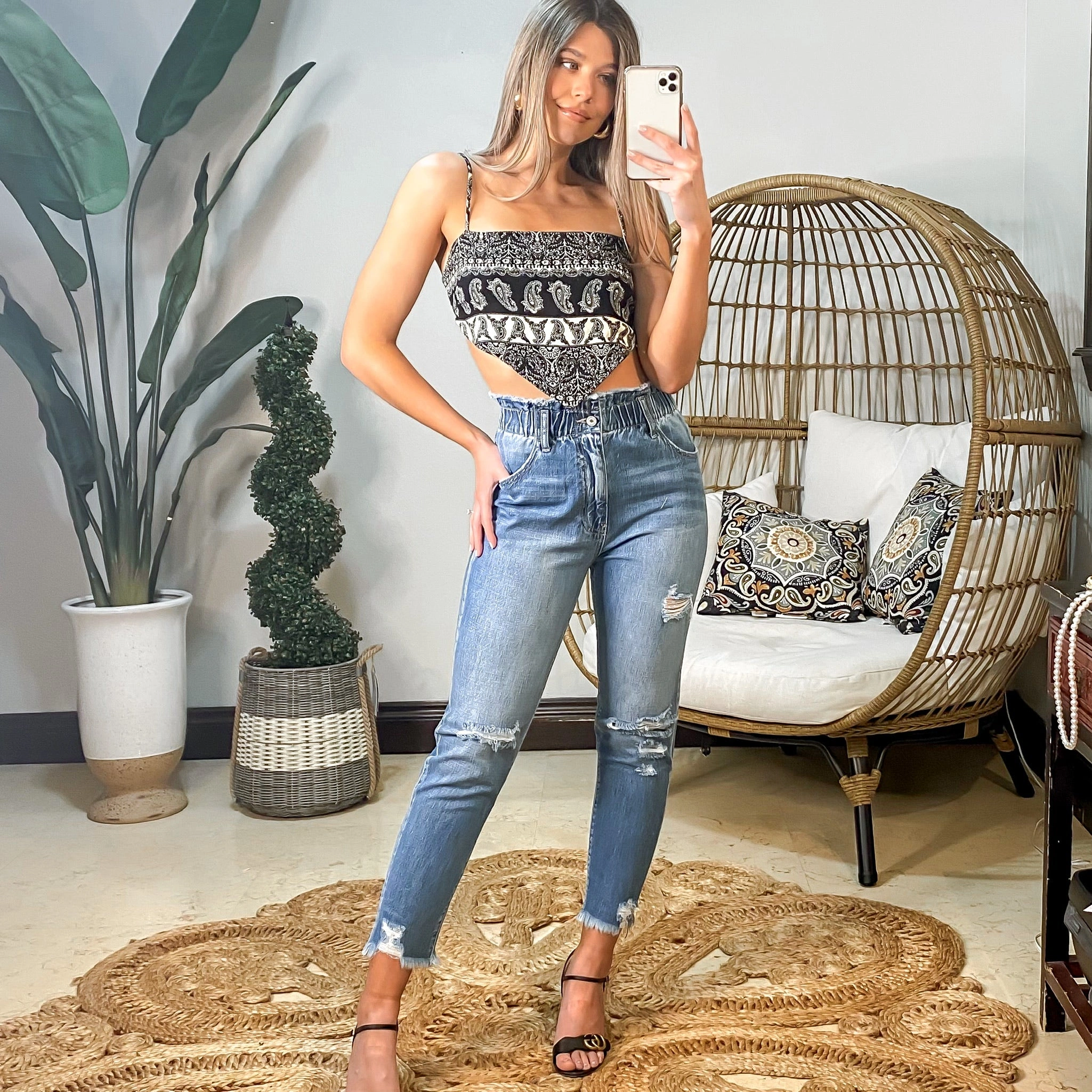 Zoe Jeans: Effortlessly Chic. Your Go-To Denim. Perfect Fit. Absolute Comfort. Timeless Style. Get Yours Now.